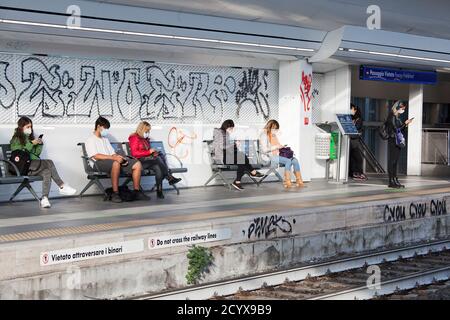 ROMA, ITALIA - OTTOBRE 01 2020: I pendolari, indossando maschere protettive, aspettano un treno a Roma, Italia. Foto Stock
