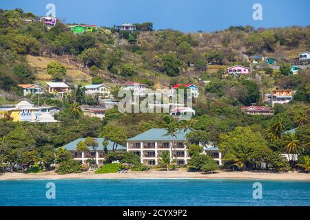 St Vincent e Grenadines, Bequia, Friendship Bay guardando verso Bequia Beach Hotel Foto Stock