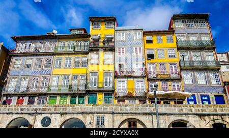 Luminose case colorate a Ribeira terrapieno (Cais da Ribeira). Porto, Portogallo Foto Stock