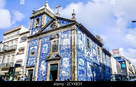 Capela das Almas (la Cappella delle anime) decorata con le tipiche piastrelle blu portoghese azulejos. Porto, Portogallo Foto Stock