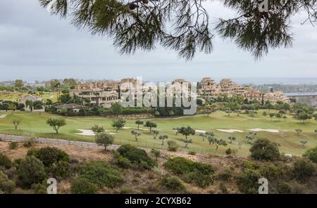 Vista sul campo da golf El Higueral da Acequia Trail, Benahavis, Costa del sol, Andalusia, Spagna. Foto Stock