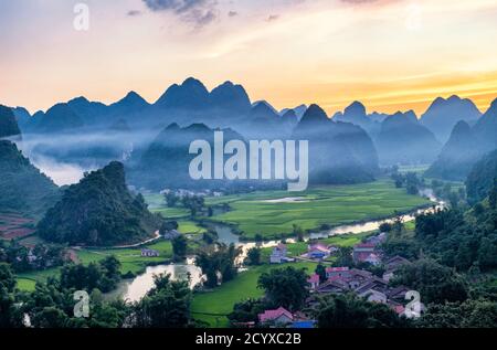 Bel passo di riso terrazza paddle campo al tramonto e all'alba a Trung Khanh, Cao Bang. Foto Stock