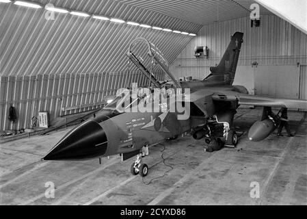 Nato in Germania, British Tornado sciopero nel suo rifugio blindato presso la base aerea RAF Bruggen (settembre 1984) Foto Stock