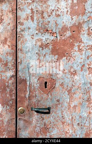 Tombino a forma di cuore su una porta molto vecchia Foto Stock