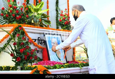 Jaipur, India. 02 ottobre 2020. Il primo ministro del Rajasthan Ashok Gehlot rende omaggio al Padre della Nazione Mahatma Gandhi nel suo 151° anniversario di nascita, a Gandhi Circle a Jaipur, India, il 2 ottobre 2020. (Foto di Sumit Saraswat/Pacific Press/Sipa USA) Credit: Sipa USA/Alamy Live News Foto Stock