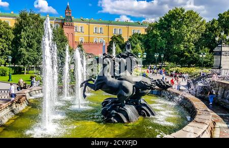 Fontana quattro stagioni con cavalli in Piazza Manezh nel Giardino Alexander. Mosca, Russia Foto Stock