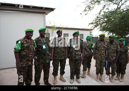 David Muhoozi (a sinistra), capo delle forze di difesa ugandesi (CDF) in una foto di gruppo con il generale maggiore Charles Tai Gituai, il vice comandante della forza AMISOM responsabile delle operazioni e della pianificazione e altri ufficiali militari AMISOM. Il 23 novembre 2018 si è tenuta a Mogadiscio, in Somalia, la riunione con il generale Muhoozi. Foto Stock