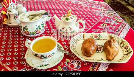 Tazza di tè con torte. Colazione in stile russo tradizionale. Russia Foto Stock