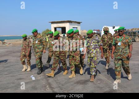 Una delegazione di ufficiali militari della Missione dell'Unione Africana in Somalia (AMISOM), guidata dal generale maggiore Charles Tai Gituai, vice comandante della forza AMISOM responsabile delle operazioni e dei piani, visita il porto di Kismayo il 15 dicembre 2018. Il generale Gituai ha visitato lo Stato di Jubbaland per valutare i progressi delle operazioni contro gli estremisti di al-Shabaab nelle aree di responsabilità AMISOM, interagire con i comandanti AMISOM e fornire morale alle truppe sul terreno. Foto Stock