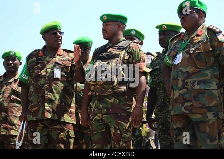 Una delegazione di ufficiali militari della Missione dell'Unione Africana in Somalia (AMISOM), guidata dal generale maggiore Charles Tai Gituai, vice comandante della forza AMISOM responsabile delle operazioni e dei piani, visita il porto di Kismayo il 15 dicembre 2018. Il generale Gituai ha visitato lo Stato di Jubbaland per valutare i progressi delle operazioni contro gli estremisti di al-Shabaab nelle aree di responsabilità AMISOM, interagire con i comandanti AMISOM e fornire morale alle truppe sul terreno. Foto Stock