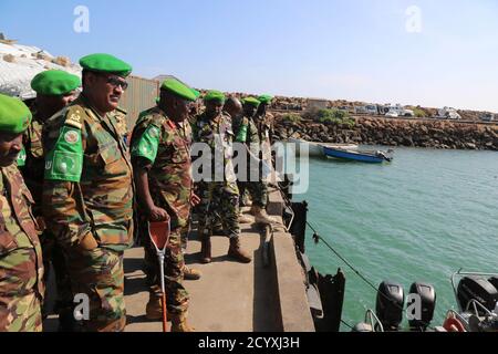 Una delegazione di ufficiali militari della Missione dell'Unione Africana in Somalia (AMISOM), guidata dal generale maggiore Charles Tai Gituai, vice comandante della forza AMISOM responsabile delle operazioni e dei piani, visita il porto di Kismayo il 15 dicembre 2018. Il generale Gituai ha visitato lo Stato di Jubbaland per valutare i progressi delle operazioni contro gli estremisti di al-Shabaab nelle aree di responsabilità AMISOM, interagire con i comandanti AMISOM e fornire morale alle truppe sul terreno. Foto Stock