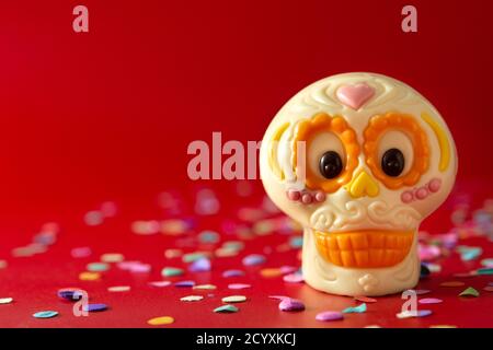 Cranio messicano al cioccolato su sfondo rosso Foto Stock