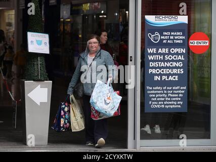 Persone al centro commerciale Richmond a Derry. Giovedì, l'esecutivo di Stormont ha annunciato un'ampia serie di restrizioni per l'area di Derry City e Strabane Council, nel tentativo di arginare le spiritosi contrattazioni di Covid-19 nel nord-ovest dell'Irlanda del Nord. Foto Stock