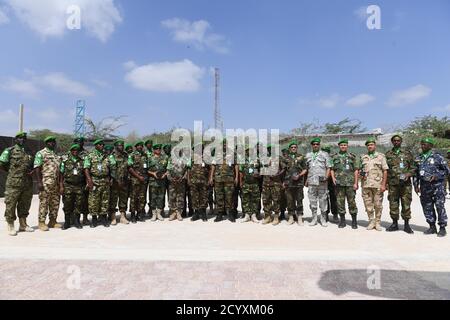 Funzionari della Missione dell'Unione Africana in Somalia (AMISOM) in una fotografia di gruppo con il generale maggiore Charles Tai Gituai, il vice comandante della forza di AMISOM, al termine di una cerimonia di premiazione delle medaglie a Mogadiscio, Somalia, il 21 dicembre 2018. Foto Stock