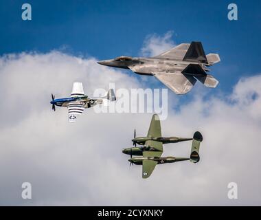 LAKELAND, FLORIDA, STATI UNITI - Apr 06, 2014: F22 Raptor, P51 Mustang e P38 Lightning al Sun N' Fun Air Show volare insieme il sole e il divertimento Fly in Foto Stock