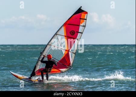 Garretstown, West Cork, Irlanda. 2 Ott 2020. Un surfista del vento alla spiaggia di Garretstown sfrutta al massimo gli alti venti causati da Storm Alex. Aaran Young di Kinsale ha trascorso il pomeriggio facendo windsurf, approfittando dei venti alti . Credit: AG News/Alamy Live News Foto Stock