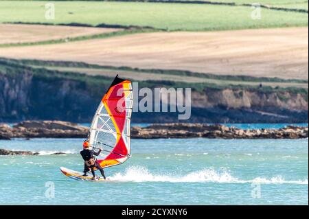 Garretstown, West Cork, Irlanda. 2 Ott 2020. Un surfista del vento alla spiaggia di Garretstown sfrutta al massimo gli alti venti causati da Storm Alex. Aaran Young di Kinsale ha trascorso il pomeriggio facendo windsurf, approfittando dei venti alti . Credit: AG News/Alamy Live News Foto Stock