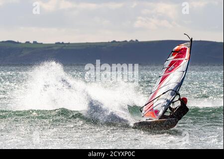 Garretstown, West Cork, Irlanda. 2 Ott 2020. Un surfista del vento alla spiaggia di Garretstown sfrutta al massimo gli alti venti causati da Storm Alex. Aaran Young di Kinsale ha trascorso il pomeriggio facendo windsurf, approfittando dei venti alti . Credit: AG News/Alamy Live News Foto Stock