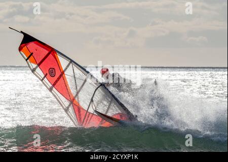 Garretstown, West Cork, Irlanda. 2 Ott 2020. Un surfista del vento alla spiaggia di Garretstown sfrutta al massimo gli alti venti causati da Storm Alex. Aaran Young di Kinsale ha trascorso il pomeriggio facendo windsurf, approfittando dei venti alti . Credit: AG News/Alamy Live News Foto Stock