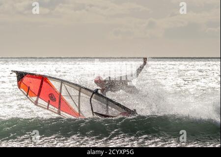 Garretstown, West Cork, Irlanda. 2 Ott 2020. Un surfista del vento alla spiaggia di Garretstown sfrutta al massimo gli alti venti causati da Storm Alex. Aaran Young di Kinsale ha trascorso il pomeriggio facendo windsurf, approfittando dei venti alti . Credit: AG News/Alamy Live News Foto Stock