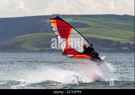 Garretstown, West Cork, Irlanda. 2 Ott 2020. Un surfista del vento alla spiaggia di Garretstown sfrutta al massimo gli alti venti causati da Storm Alex. Aaran Young di Kinsale ha trascorso il pomeriggio facendo windsurf, approfittando dei venti alti . Credit: AG News/Alamy Live News Foto Stock