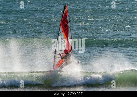 Garretstown, West Cork, Irlanda. 2 Ott 2020. Un surfista del vento alla spiaggia di Garretstown sfrutta al massimo gli alti venti causati da Storm Alex. Aaran Young di Kinsale ha trascorso il pomeriggio facendo windsurf, approfittando dei venti alti . Credit: AG News/Alamy Live News Foto Stock