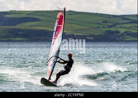 Garretstown, West Cork, Irlanda. 2 Ott 2020. Un surfista del vento alla spiaggia di Garretstown sfrutta al massimo gli alti venti causati da Storm Alex. Aaran Young di Kinsale ha trascorso il pomeriggio facendo windsurf, approfittando dei venti alti . Credit: AG News/Alamy Live News Foto Stock