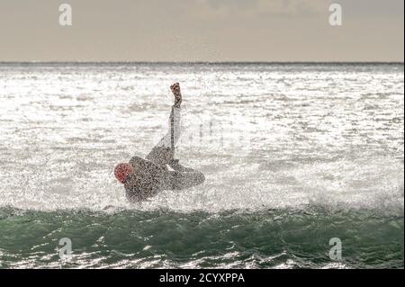 Garretstown, West Cork, Irlanda. 2 Ott 2020. Un surfista del vento alla spiaggia di Garretstown sfrutta al massimo gli alti venti causati da Storm Alex. Aaran Young di Kinsale ha trascorso il pomeriggio facendo windsurf, approfittando dei venti alti . Credit: AG News/Alamy Live News Foto Stock