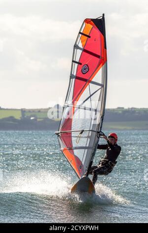 Garretstown, West Cork, Irlanda. 2 Ott 2020. Un surfista del vento alla spiaggia di Garretstown sfrutta al massimo gli alti venti causati da Storm Alex. Aaran Young di Kinsale ha trascorso il pomeriggio facendo windsurf, approfittando dei venti alti . Credit: AG News/Alamy Live News Foto Stock