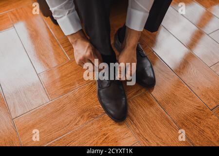 Le scarpe classiche e alla moda da uomo stringono i lacci Foto Stock