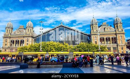 Tram di fronte alla stazione ferroviaria di Nyugati a Budapest, Ungheria. Foto Stock