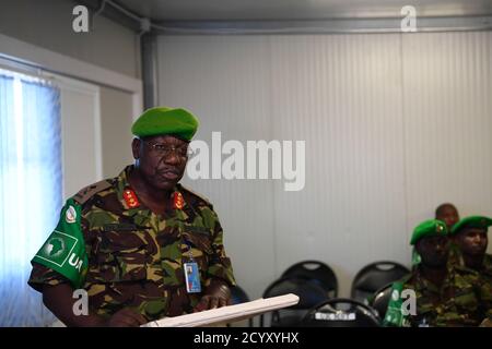 Charles Tai Gituai, vice comandante della forza AMISOM responsabile delle operazioni e dei piani, interviene alla sessione conclusiva della Conferenza dei comandanti del settore AMISOM, che ha discusso il nuovo concetto di operazioni (CONOPS) a Mogadiscio, Somalia, il 15 febbraio 2019. Il CONOPS guiderà le attività e le operazioni di AMISOM nel periodo 2018-2021. Foto Stock