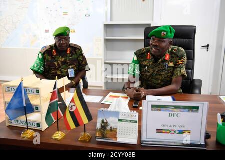 James Nakibus Lakara, alla cerimonia di consegna, parla il vice comandante della forza uscente responsabile delle operazioni e dei piani del generale Charles Tai Gituai. La cerimonia si è svolta a Mogadiscio martedì 20 febbraio 2019. Foto Stock