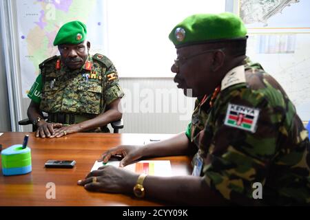 Il vice comandante uscente della forza AMISOM, responsabile delle operazioni e dei piani, il generale Charles Tai Gituai, informò il vice comandante della forza in arrivo, responsabile delle operazioni e dei piani, il generale James Nakibus Lakara, durante una cerimonia di consegna tenutasi a Mogadiscio martedì 20 febbraio 2019. Foto Stock