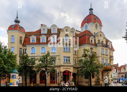 SOPOT, POLEN - 2017 AGOSTO 25. Edificio di stile antico nella popolare citta' turistica di Sopot. Foto Stock