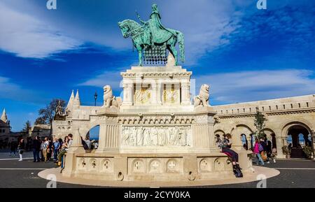 Statua in bronzo di Stefano i d'Ungheria nel Bastione del Pescatore. Budapest, Ungheria Foto Stock