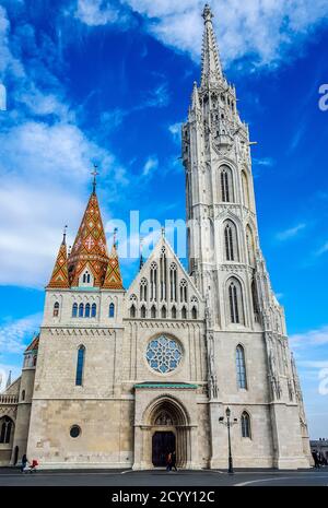 La chiesa di Matthias è una chiesa cattolica romana situata a Budapest, in Ungheria, di fronte al Bastione dei pescatori, nel cuore del quartiere del Castello di Buda. Foto Stock