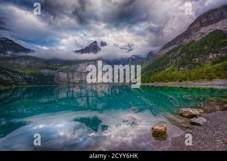 Oschinensee, Kandersteg Svizzera - Patrimonio dell'Umanità dell'UNESCO è un luogo bellissimo per tutte le età, sentiero escursionistico per il lago t è adatto alle famiglie. Foto Stock