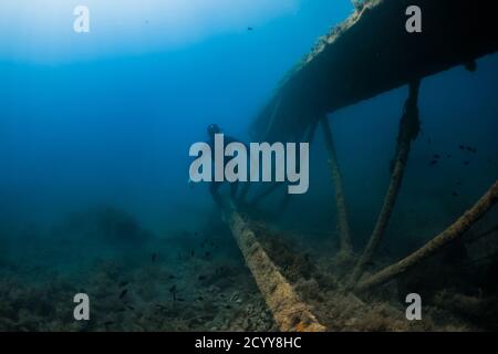 10 settembre 2020. Anapa, Russia. Freewiver professionale in muta e relitto mare trasparente subacqueo. Foto Stock