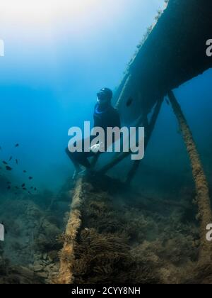 10 settembre 2020. Anapa, Russia. Freewiver professionale in muta e relitto mare trasparente subacqueo. Foto Stock