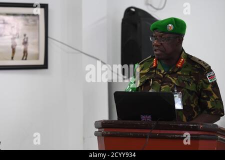 Il maggiore generale Charles Tai Gituai, vice comandante della forza AMISOM, interviene durante la conferenza di condivisione delle informazioni AMISOM, sostenuta dal Mission Support Team del Regno Unito (UKMST), a Mogadiscio, Somalia, il 19 marzo 2018. Foto Stock