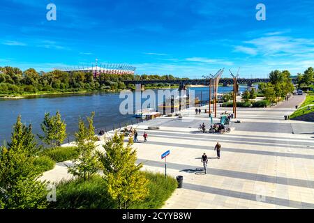 Vistula Riverbank con il PGE National Stadium sullo sfondo, Varsavia, Polonia Foto Stock