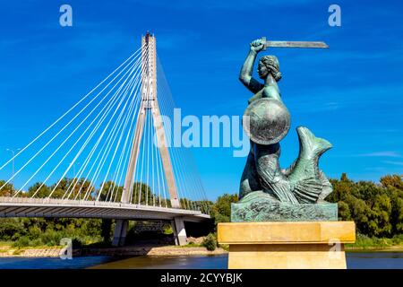 Scultura della sirena di Varsavia, simbolo della città di Ludwika Nitschowa presso la Vistula Riverbank (Powisle), Ponte Świętokrzyski sullo sfondo Varsavia Polonia Foto Stock