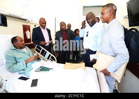 Il 17 maggio 2019, il maggiore generale Francis Okello della African Union Peace Support Operations Division ha visitato un soldato AMISOM ferito presso l'ospedale universitario Aga Khan di Nairobi, in Kenya, per offrire sostegno e interagire con gli sforzi di recupero. Foto Stock