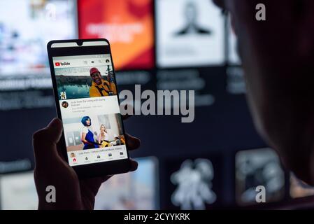 Wroclaw, Polonia - 16 SETTEMBRE 2020: Uomo in possesso di smartphone con l'applicazione YouTube sullo schermo. YouTube è il servizio video più diffuso sviluppato da Google. Foto Stock