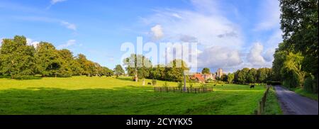 Chiesa di Cristo e adiacente grande casa di campagna di Fosbury villaggio, Wiltshire nella parrocchia di Fosbury e Tidcombe, alla luce del pomeriggio Foto Stock
