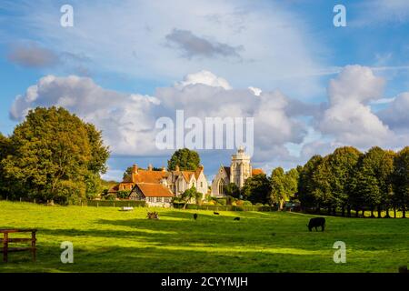 Chiesa di Cristo e adiacente grande casa di campagna di Fosbury villaggio, Wiltshire nella parrocchia di Fosbury e Tidcombe, alla luce del pomeriggio Foto Stock