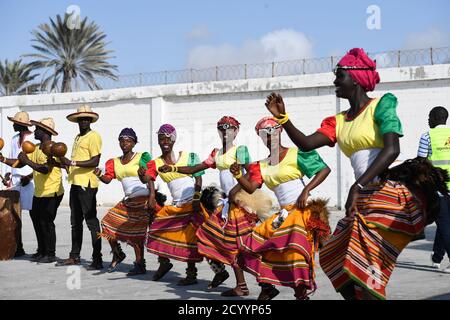 Ballerini tradizionali intrattengono gli ospiti durante il volo del Bombardier CRJ-900 della Uganda Airlines per l'aeroporto internazionale Aden Abdulle di Mogadiscio, Somalia, il 29 agosto 2019. Foto Stock