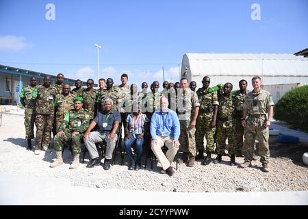 I partecipanti della Missione dell'Unione Africana in Somalia (AMISOM) e delle Nazioni Unite si pongono per una fotografia di gruppo durante una conferenza sulle attrezzature di proprietà dei partner tenutasi a Mogadiscio, Somalia, il 3 settembre 2019. Foto Stock