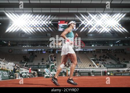 Parigi, Francia. 2 ottobre 2020. Caroline Garcia (fra) durante il Roland Garros 2020, torneo di tennis Grand Slam, il 2 ottobre 2020 allo stadio Roland Garros di Parigi, Francia - Foto Stephane Allaman / DPPI Credit: LM/DPPI/Stephane Allaman/Alamy Live News Foto Stock